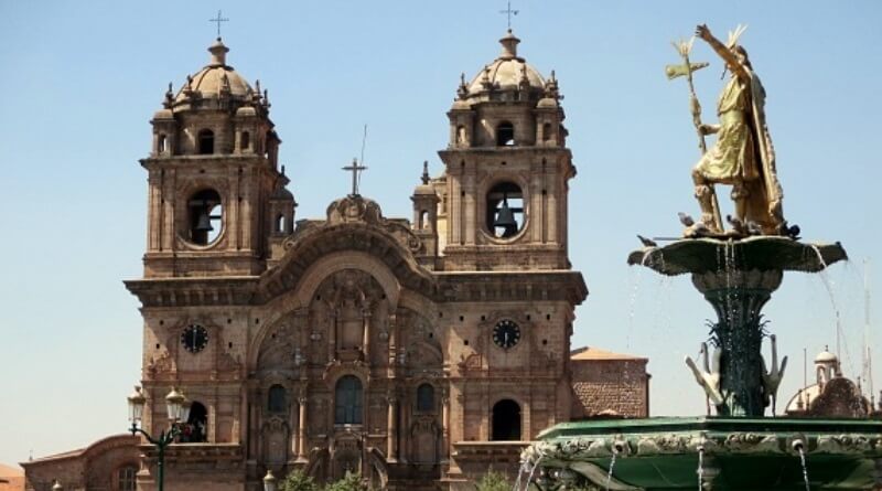 Plaza de armas de cusco peru en el centro historico de la ciudad pileta del inca pachacutec