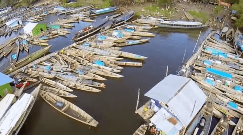 Laguna de Yarinacocha Botes para hacer turismo Pucallpa Ucayali Perú